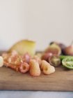 Frambuesas frescas con kiwi e higos - foto de stock