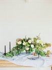 Birnen mit Blumenstrauß und Kerzen — Stockfoto