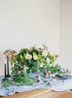 Birnen mit Blumenstrauß und Kerzen — Stockfoto