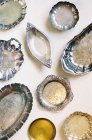 Tigelas de prata antigo e pratos — Fotografia de Stock