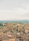 Ville italienne avec toits carrelés — Photo de stock