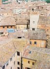 Ciudad italiana con techos de baldosas - foto de stock