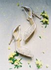 Bridal high-heeled shoes with flowers — Stock Photo
