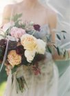 Mariée tenant bouquet frais — Photo de stock