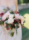 Braut hält frischen Strauß in der Hand — Stockfoto