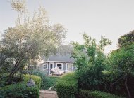 Загородный дом с садом в дневное время — стоковое фото