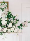 Rosas de setos y flores lila en jarrón - foto de stock