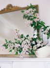 Flores lilás frescas em vaso — Fotografia de Stock