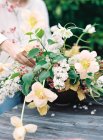 Fiorista organizzare mazzo di fiori freschi — Foto stock