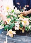 Floristen setzen Blumenstrauß — Stockfoto