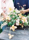 Floristas ajuste ramo de flores - foto de stock