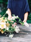 Флористи рук розставляють квіти в букет — стокове фото
