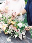 Floristas definindo buquê de flores — Fotografia de Stock