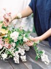 Цветочные ладони с букетом цветов — стоковое фото