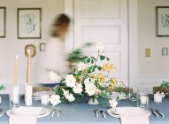 Frauen stürmen Hochzeitstisch — Stockfoto