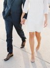 Paar läuft Hand in Hand am Flugplatz — Stockfoto