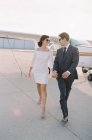 Casal apaixonado andando no aeródromo — Fotografia de Stock