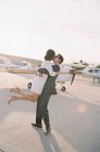 Homem levantando mulher do chão e beijando — Fotografia de Stock