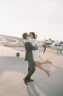 Homem levantando mulher do chão e beijando — Fotografia de Stock