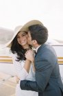 Мужчина обнимает и целует женщину на аэродроме — стоковое фото
