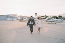 Pareja caminando lejos de avión - foto de stock