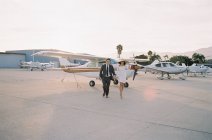 Paar verlässt Flugzeug — Stockfoto