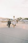 Couple walking away from plane — Stock Photo