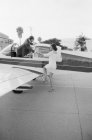 Mann hilft Frau beim Ausstieg aus Flugzeug — Stockfoto