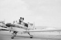 Casal beijando no cockpit avião — Fotografia de Stock