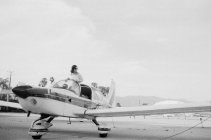 Donna in piedi in cabina di pilotaggio aereo — Foto stock
