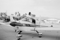 Femme debout dans le cockpit de l'avion — Photo de stock