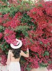 Femme en dentelle robe sentant les fleurs — Photo de stock
