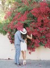 Junges Paar umarmt und riecht Blumen — Stockfoto