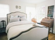 Большая кровать с подушками — стоковое фото