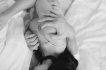 Giovane coppia sdraiata a letto — Foto stock