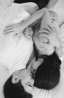Jeune couple embrasser et dormir — Photo de stock