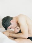Homme tenant et embrassant femme — Photo de stock