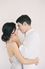 Schönes Paar umarmt und küsst — Stockfoto