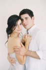 Paar umarmt und blickt in die Kamera — Stockfoto