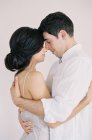 Casal abraçando e olhando um para o outro — Fotografia de Stock