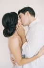 Jeune couple étreignant et embrassant — Photo de stock