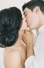 Jeune couple embrasser — Photo de stock