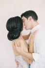 Jeune couple étreignant et embrassant — Photo de stock