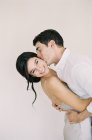 Homme étreignant et embrassant femme — Photo de stock