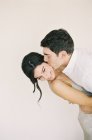 Hombre abrazando y besando mujer - foto de stock