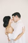Casal abraçando e olhando um para o outro — Fotografia de Stock