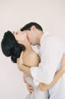 Uomo abbracciare e baciare donna — Foto stock