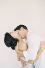 Homem abraçando e beijando mulher — Fotografia de Stock