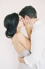 Женщина обнимает и целует мужчину в щеку — стоковое фото