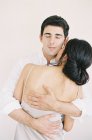 Чоловік обіймає і обнімає жінку — стокове фото